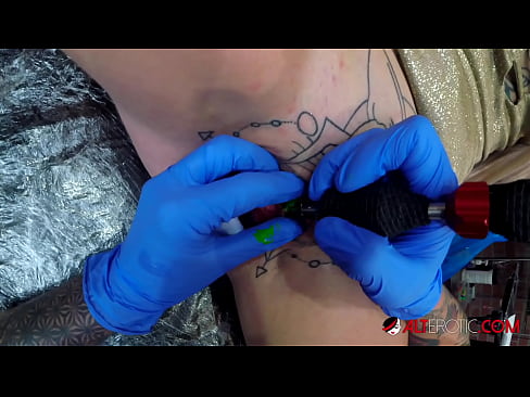 ❤️ Extremadamente tatuado hottie Sully Savage consiguió un tatuaje en su clítoris Sexo en es.qizpornolar.ru ❌️❤️❤️❤️❤️❤️❤️❤️